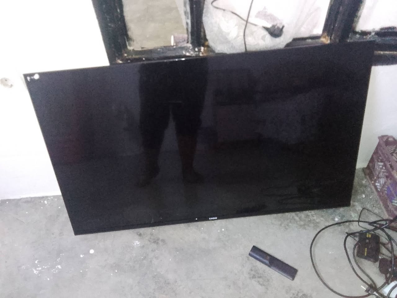 تلفزيون حجم 50 سمارت TVارقى نوعيه شرط ما مفتوح  فقط شاشتها انكسرت بعد ما اشتغل 
خلي سعر معقول وتعال اخذها 
مكاني فيلق 
‏‪***********‬‏
