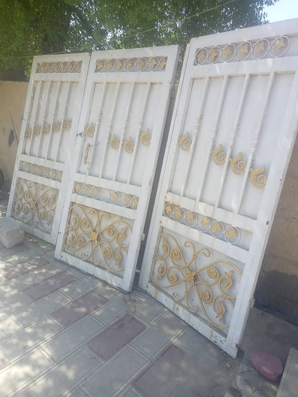 باب خارجي جبير 3 طلاكات نضيف وحديد درجه اولى كامل هوه وقفله وجرجوبته مكان سوك الشيوخ ***********
