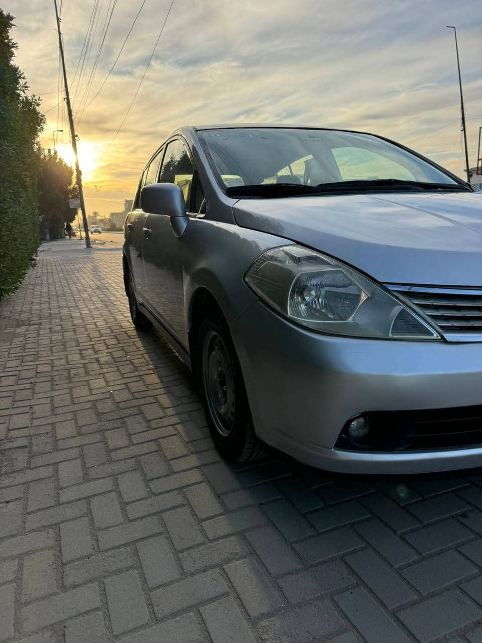 للبيع: نيسان فيرسا  2008 هاتشباك (محرك 1.8L)
الموديل: 2008 هاتشباك
ماشية 93000 
اللون: فضي / رصاصي
المحرك: 1800cc (قوة ممتازة واقتصادية)
القير: أوتوماتيك
المواصفات الخارجية: جام كهرباء للأبواب الأربعة، مرايا كهربائية، تخم تاير جديد بالكامل، بطارية جديدة.شاشة حديثة وكامرة 
المواصفات الداخلية والسلامة: مسجل CD/MP3، مقاعد قماشية خلفية قابلة للطي، ايرباجات أمامية، ABS + EBD.
ملاحظة الشفافية: السيارة نظيفة جداً وجاهزة للاستخدام، التبريد شغال كله مبدلة جديد 
وارد امريكي حادث جاملغ امامي وبالعراق صبغت 3 قطع جاردات اني ابيعلك حزام 
📍 المكان: [ بغداد /حي العامل]
💰 السعر المطلوب: [ 72 ]
📞 للتواصل: [ *********** ] بغداد, العراق
