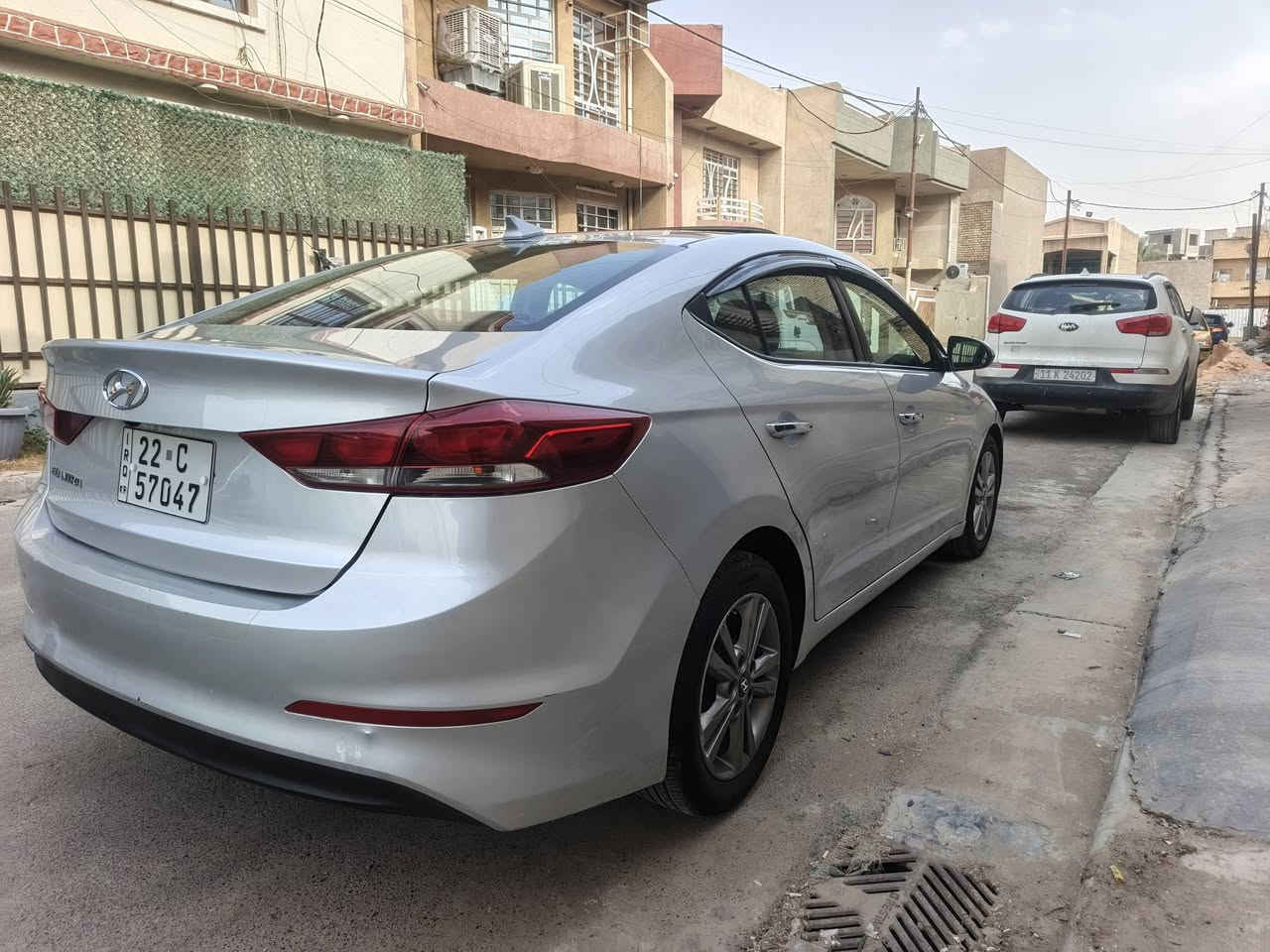 سلام عليكم النتره البيع موديل 2017حادثهة فقط خشم الجاملغ الامامي بدون دواخل بدون ايرباك السياره فول مواصفات فتحه بصمه كشن كهرباء السياره جديده كلش رقم اربيل بأسمنه تحويل مباشر بيهه قطعتين بدون ضربه رشه مال تكشير كلش بسيط السياره معروضه 115 اوبيهة مجال كلش بسيط العنوان بغداد الدوره. ***********
