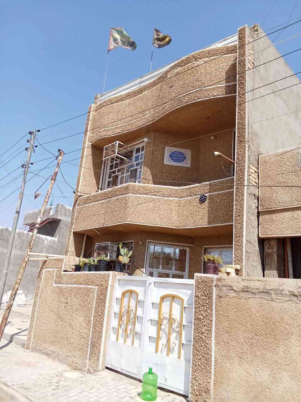 بيت 90م مربع على ساحة بغداد الحسينية خلف منظمة بدر قريب على العيادة الشعبية ومركز شرطة الزهور موقع مميز بناء حديث استقبال ومطبخ وحولي وصحيات داخلية وخارجية وغرفة نوم الطابق ثاني غرفة نوم كبيرة وصحيات بيع او مراوس حسب الاتفاق السعر وباقي التفاصيل خاص او اتصال على رقم الهاتف بي واتساب ***********
