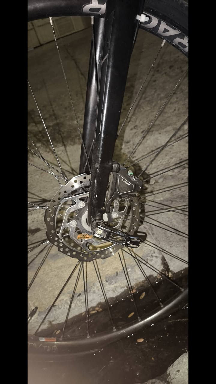 دراجة نوعية TREKتريك امريكي🚲
لون اسود🌑
بريكات دهن عنبار🪄

لشة المنيوم ومعة وزنة الكامل 7كيلو☢️

ماشة كاربون فايبر☢️

ويالة ضد الصدمات☢️

مكينة9نمر☢️

بايدار تايكر☢️

بي هواي مواصفات معه تحياتي للجميع قطعة نادرا 
سعره175 للاستفسار الاتصال او واتساب
***********🫆
