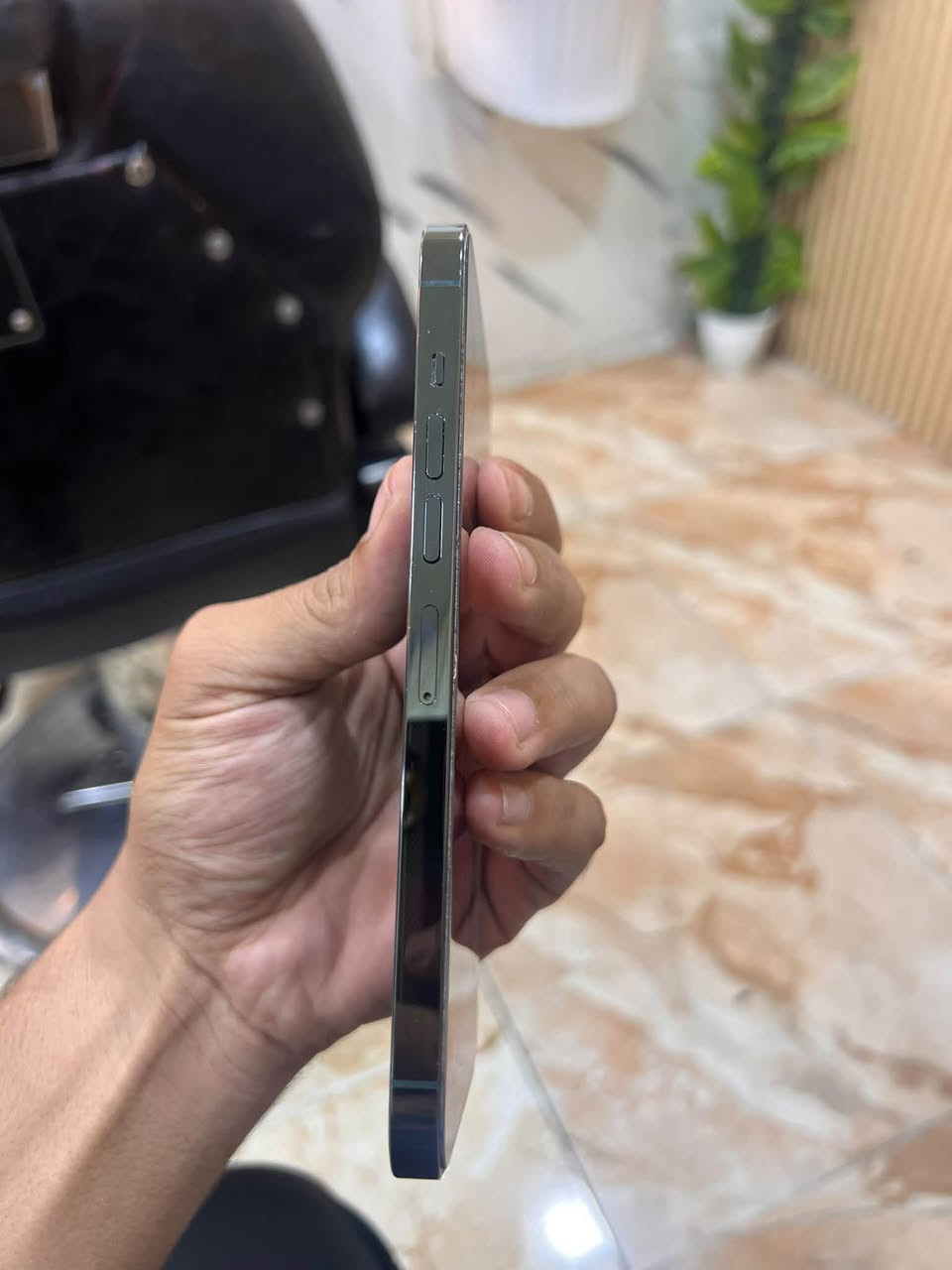 ايفون ١٣ برو ماكس نموذج M مكفول من الفتح والتبديل وتر بروف ذاكره ٢٥٦ 
بطارية ٨٣  ما معلاية
جهاز جديد على وضع الشركة ممبدل بي كلشي 
سعره 750 بي مجال بسيط  موجود بغداد 
***********

نص مكتوب في الصور:
- ٨:١٠
- حالة البطارية والشحن
- كما هو الحال مع البطاريات القابلة لإعادة الشحن، بطارية الهاتف قابلة للاستهلاك وتصبح أقل فاعلية مع الوقت. معرفة المزيد...
- الحد الأقصى للقدرة
- ٨٣٪
- هذا قياس لقدرة البطارية مقارنة بقدرتها عندما كانت جديدة. قد تتسبب القدرة المنخفضة بتقليل ساعات الاستخدام بين عملية الشحن والأخرى.
- أقصى قدرة للأداء
- ستساعد الأنظمة المضمنة في النظام والمكونات في تخفيف آثار الأداء التي قد تلاحظها أثناء التقدم الكيميائي في عمر بطارية iPhone.
- شحن البطارية المحسن
- للحد من استنزاف عمر البطارية، يتعلم الـ iPhone من عادات الشحن اليومية، بحيث ينتظر ولا يتجاوز ٨٠٪ حتى يحين موعد حاجتك إلى استخدامه.
