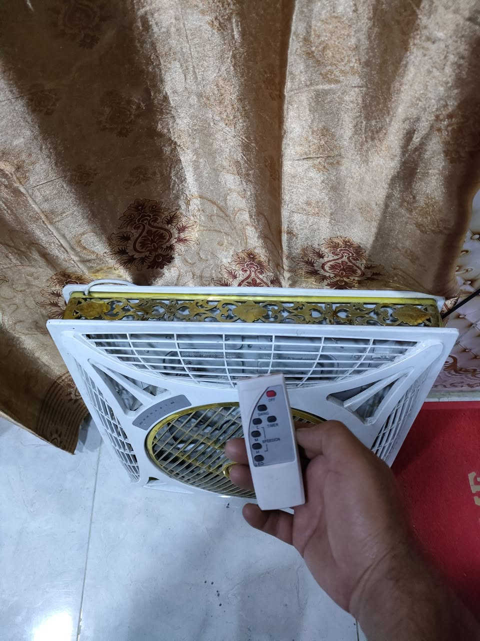 بنكه سقفيه نضيفه هيه وريموته هواه قوي 3  اسرعات و3 الوان نشره اسعر 50 القبله ***********
