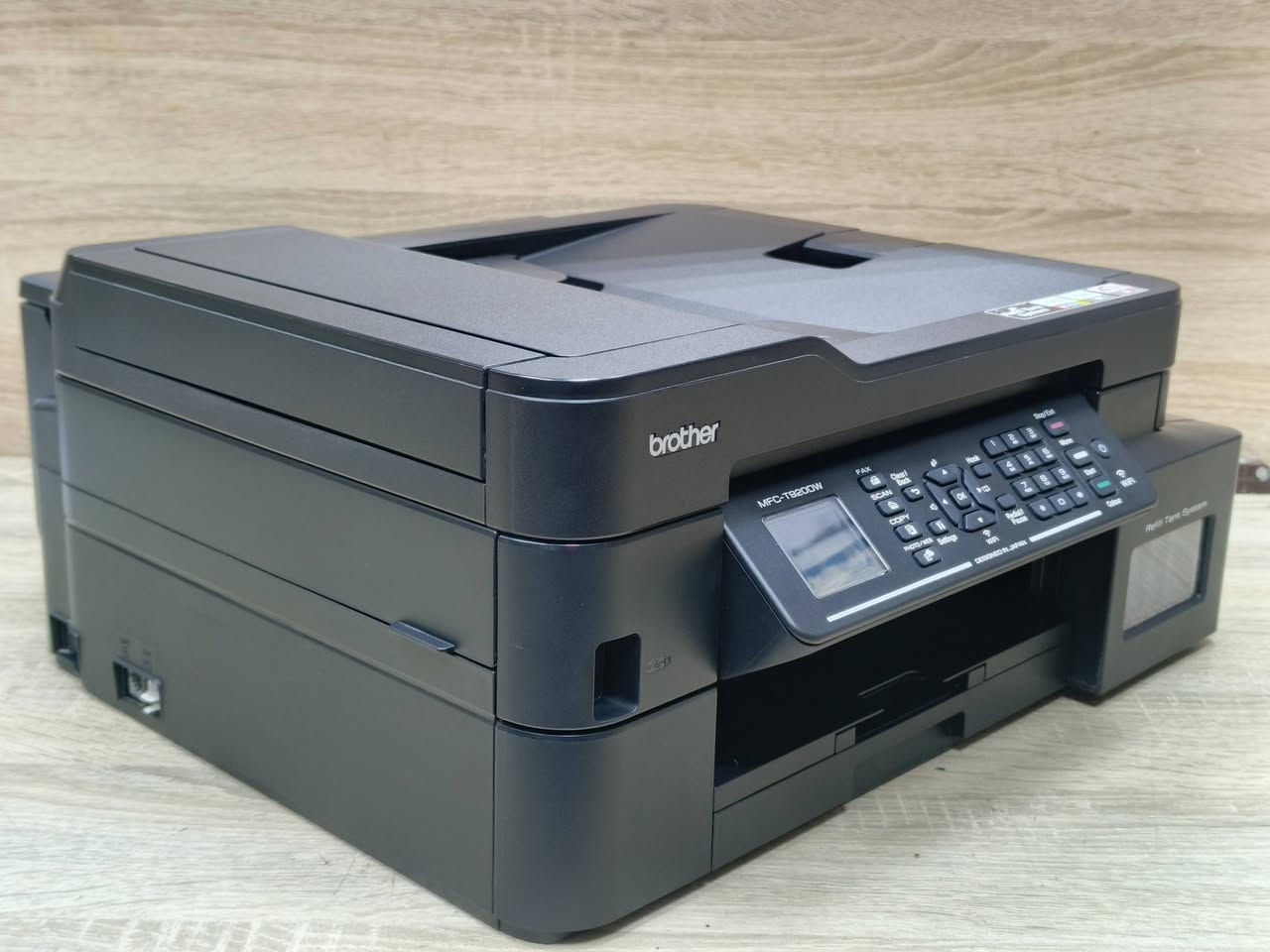 طابعة براذر موديل T920DW ميتعمل بحالة ممتازة باحبار خارجية تطبع 5000 اسود وابيض و 6000 ملون سعر الحبر 10 الف لكل اللوان سرعة طباعة 16 ملون 18 اسود وابيض دقة الطباعة 1200×6000 dpi طباعة بوجهين دوبلكس تحتوي علىWIFIيمكن ربطها على موبايل وتابلبت ولابتوب كما تحتوي على مجرين ورق امامي وخلفي لطباعة صور وستيكر وورق مكربن وبدقة عالية وفيدر لاستنساخ مجموعة اوراق بامر واحد ويمكن استخدامه فس الارشفة الإلكترونية استنساخ طباعة وسكنر 🚦سعر الطابعة 250 الف 🚦مع كيبل كهرباء وكيبل كومبيوتر وقرص تعريف للطلب :
*********** - *********** 
نسبة نظافة الجهاز 90% ضمان تشغيل وفحص
يوجد توصيل لكل المحافظات. 
#طابعتي
#الصفوة
