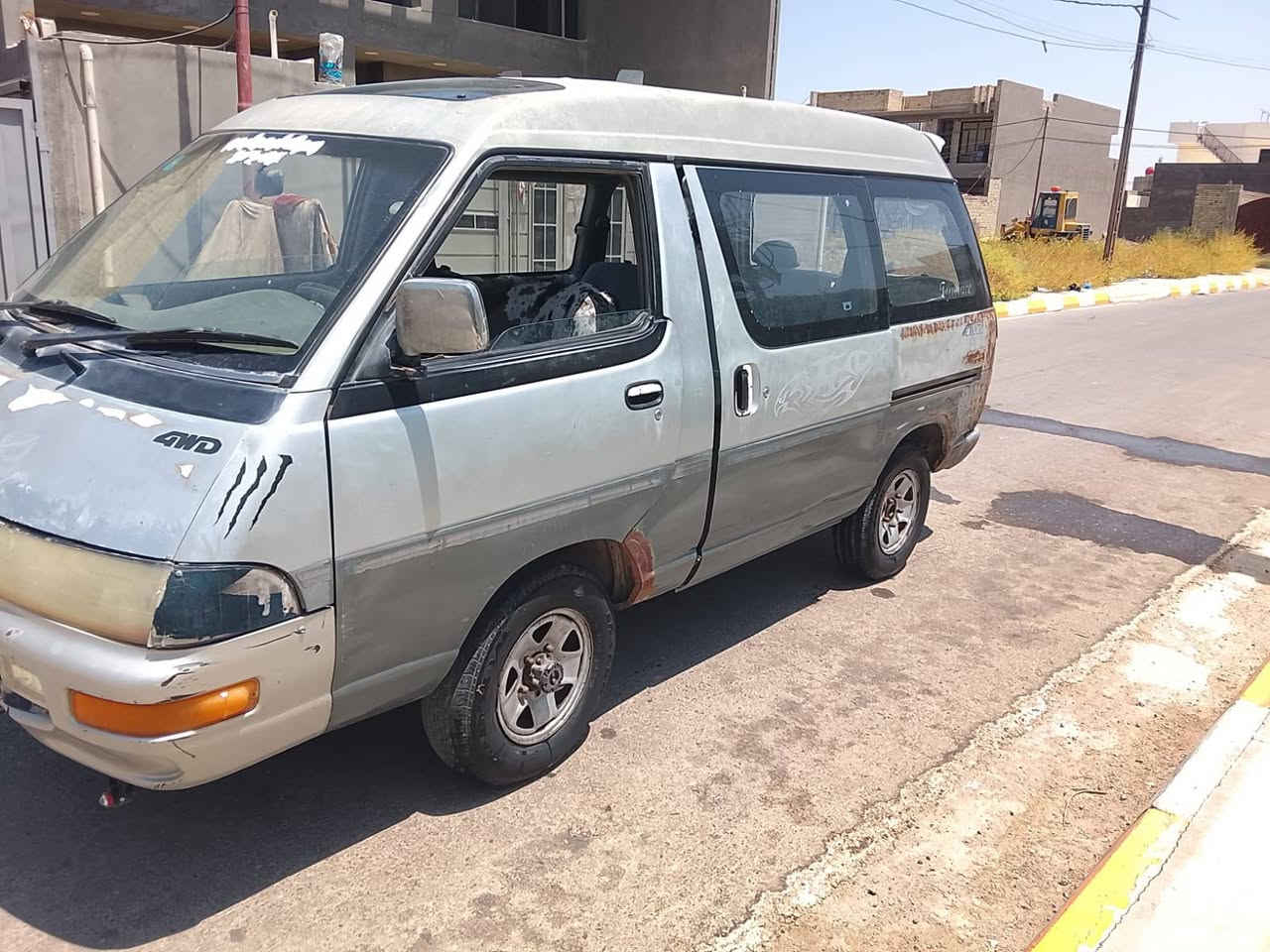 *للبيع سيارة فاره موديل 1993* 🔥
*السعر: 22 ورقة* وبيها مجال للطيبين

*التفاصيل:*
- *الموديل*: 1993 
- *السنوية*: لل2029 - يعني 3 سنوات مرتاحة داخله هزه ٢٠٢٥
×_الرقم ..انبار نكليزي مشروع وطني 
- *المكينة*: ونجي - خير من الله - ما بيها قطرة تبخير
- *الكير*: ونجي - ناعم وبدون طكة
- *السمكرة*: من الدعامية للدعامية نظيفة، 
- *الكهربائيات*: كلها شغالة، مسجل، جامات
التيرات -تخم جديد  *الحالة*: جاهزة  ٦راكب، 
الجاد خلي يتصل ويجي يشوف بعينه.

*المكان*: واسط  .صويرة
*للتواصل*: [***********] توكل ع الله والمدارس مابقالهه شي تخليه خط طلاب تردلك فلوسه انشاء الله
