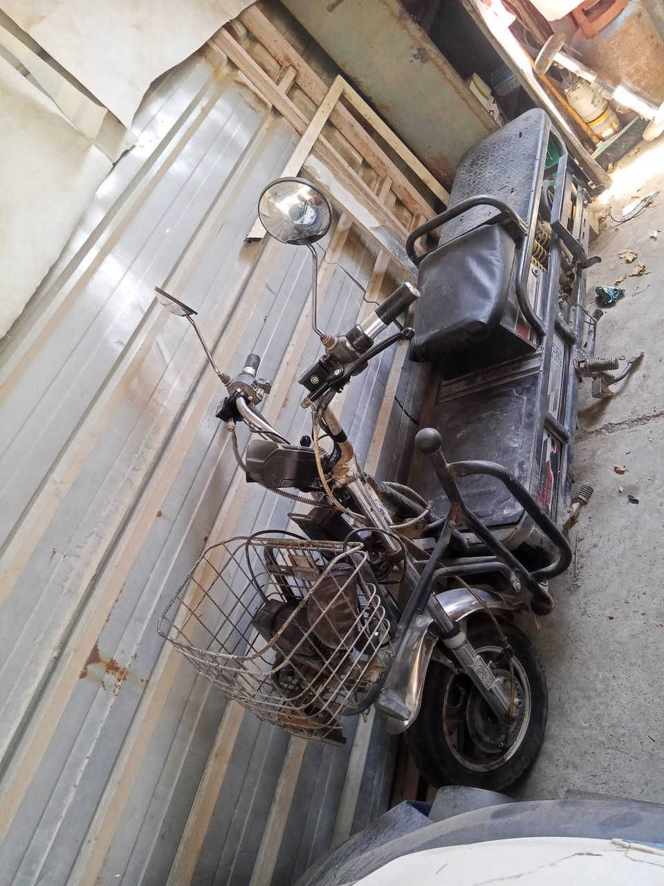 دراجه شحن بدون بطاريات  تفحص وتاخذها تشتغل على 6 بطاريات بيها كل جيهه 3 دبلات  تحمل  سعرها 250 المكان الكرخ هاتف ***********
