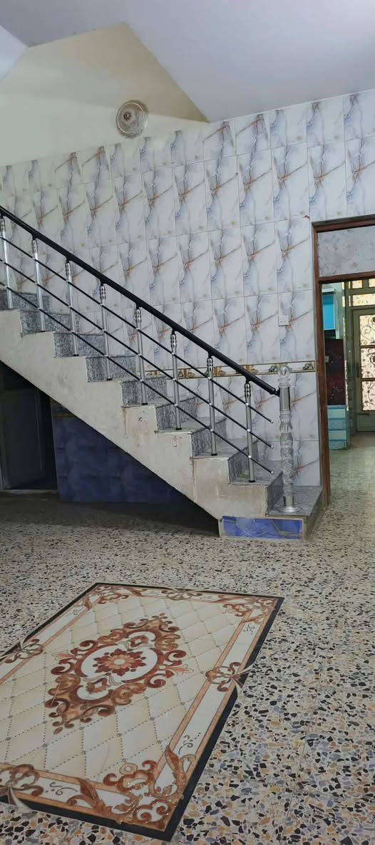 بيت للايجار 100 متر 
نجف حي النداء شارع المكاتب مقابل عمود 36 وتنزل 
قرب موقف الكيات..
يحتوي على غرفة وصالة ومطبخ واستقبال وصحيات..
البيت جديد كاشي وسيراميك..
البيت شبه مؤثث..
يحتوي على كاونتر وسخان وخزان..
سعر الايجار 250 الف اي استفسار خاص
