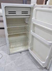 ثلاجة مديا صغيرة 5 قدم للبيع بيها عطل بسعر 60 الف  بغداد الكرخ 0770258...