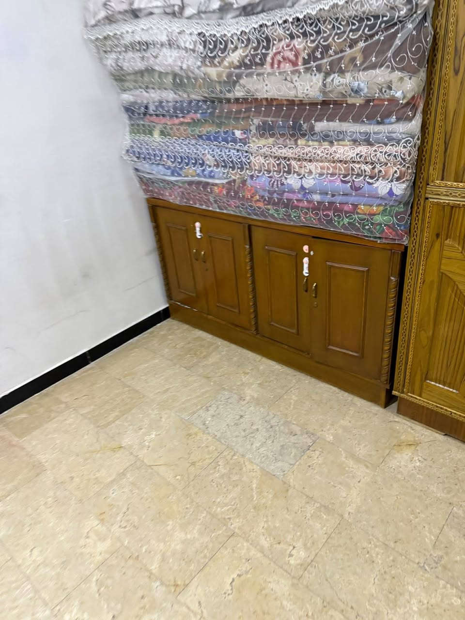 السلام عليكم ورحمه الله
عندي هذا الكنتور وميز تواليت وبوفيه امانه الله نظيفات كلش 
مكاني بغداد *********** متوفر خط وواتساب
