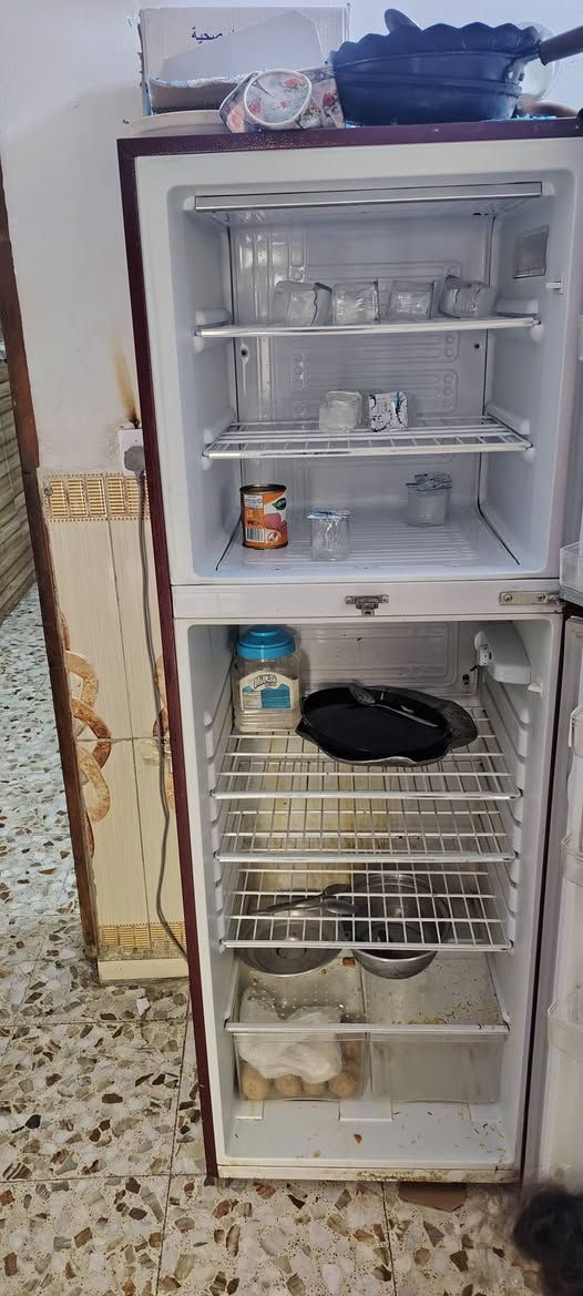 ثلاجه مستعمله قليل السعر 350  العنوان حي العلام ***********
