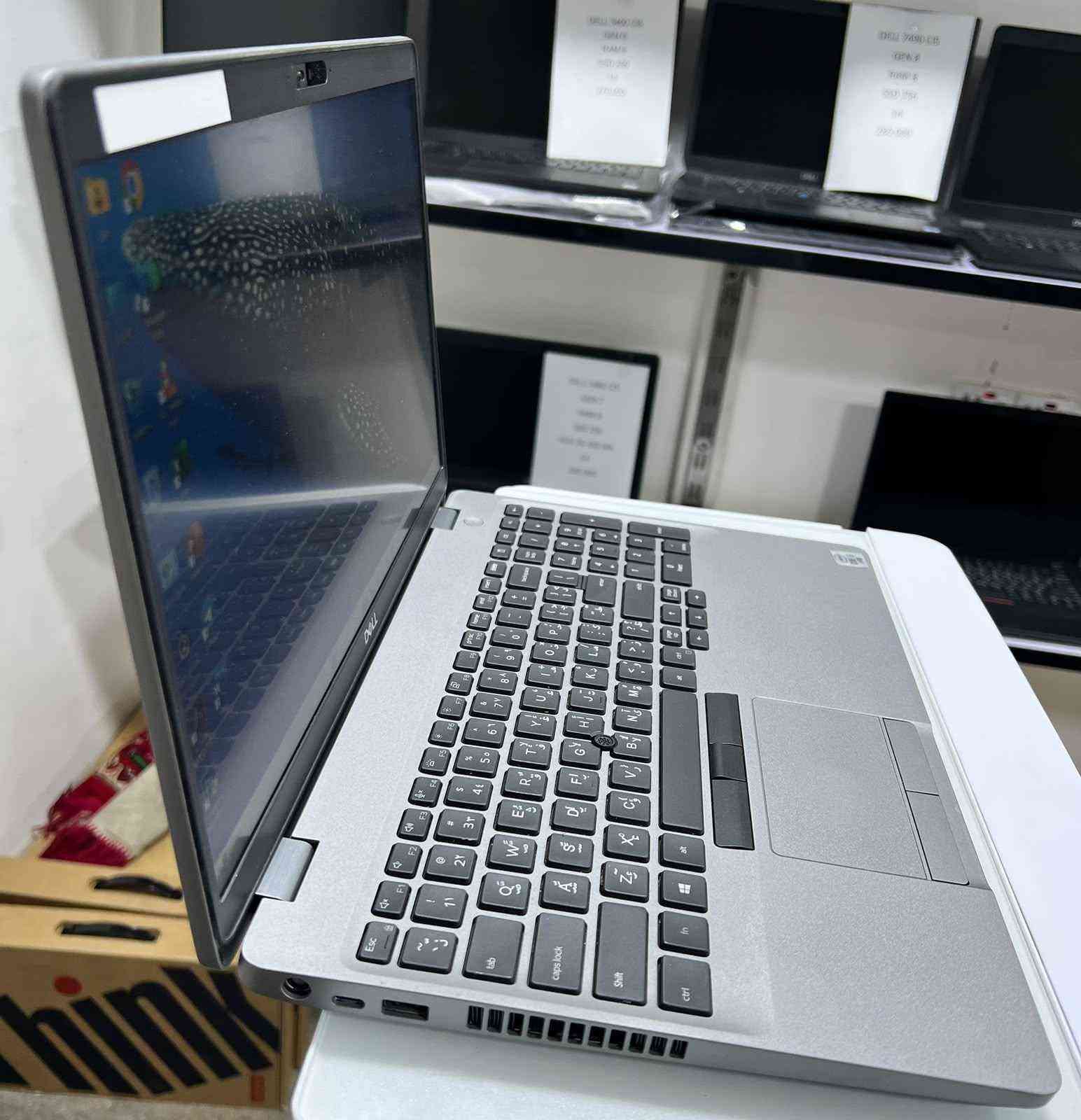 لابتوب سلم خفيف حديث معالج قوي وجيل عالي DELL 3551 Ci5 جيل عاشر  نظافة عاليه جدا اخو الجديد وعل الفحص وين متريد مع كارت شاشه خارجي 4GB 
. 
 السعر ثابت 450 الف مع التوصيل والحقيبة والشاحن الأصلي  
……………………

 المعالج Core i5-10th جيل عاشر
كارت شاشة خارجي 4GB p620
 ذاكرة الوصول العشوائي (الرام) 8GB 
 التخزين( الهارد) SSD 256GB 
 مقاس شاشة 15.6 انج دقة عالية 
 منفذ HDMI & TYPE C 
 كيبورد  عربي انكليزي
الرام والهارد قابل للتطوير 
…………………………………
*********** الريادة للحاسبات بغداد, العراق
