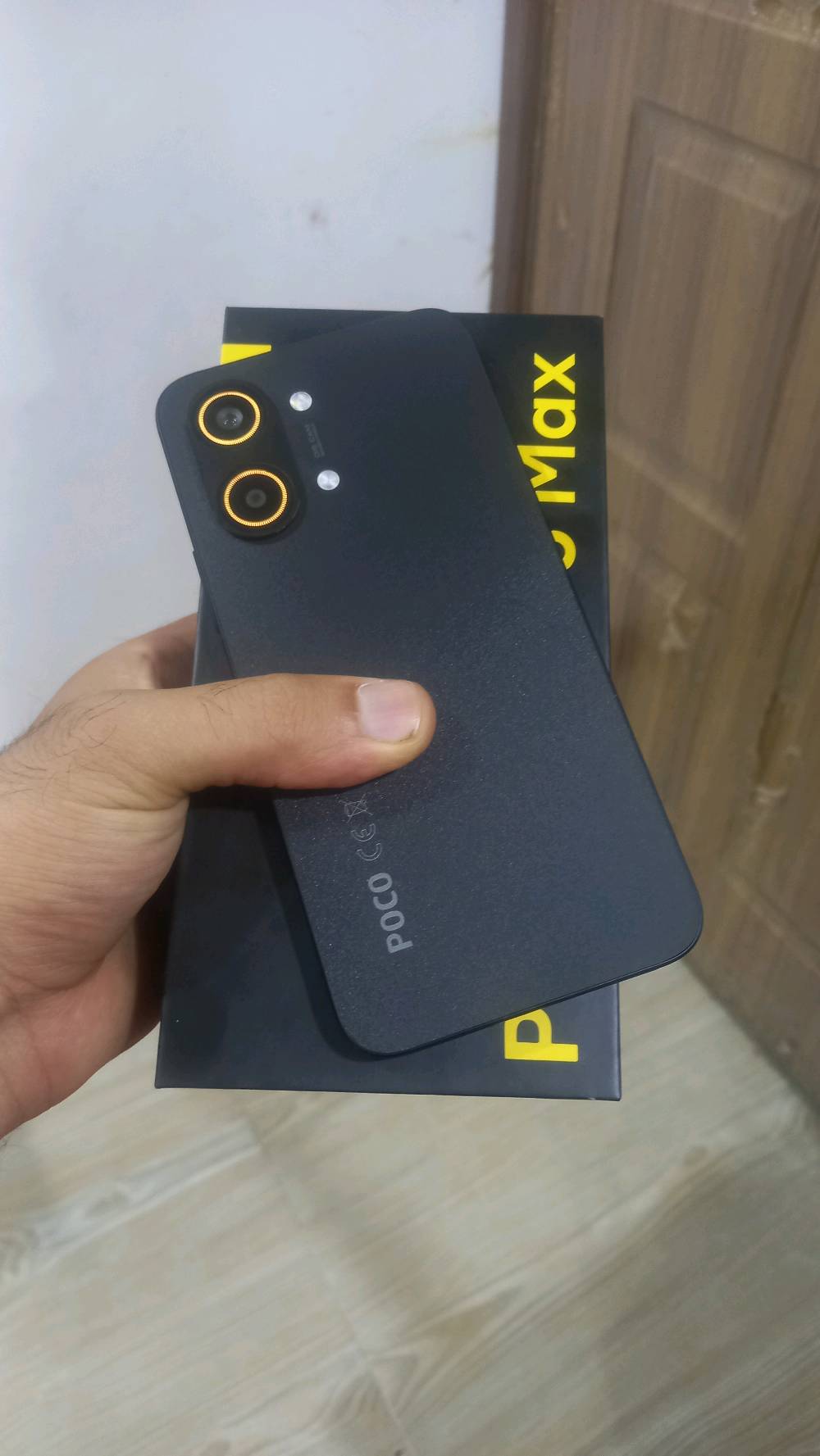 السلام عليكم للبيع بوكو x8 برو ماكس كامل ملحقاته بطاريه 100 نظيف جدا ذاكره 256 رام 12 سعر600 قفل من الاخير مكاني الموصل للتواصل على هذا الرقم واتساب ***********