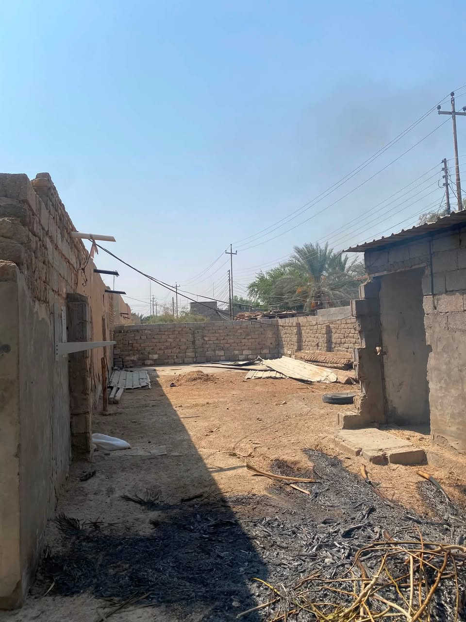 السلام عليكم بيت للبيع مساحه 400 أو اكثر مع البناء بيت قديم يحتوي ع ثلاثه غرف 5*4 وصاله 10*4 ومطبخ 6*4 وكلدور 2*2 مجهز من كلشي ماء أساله وكهرباء وطني ومولد منطقه موقع البيت الجماليه يبعد عن الشارع العام 100 متر للاستفسار الاتصال ع الرقم ***********

