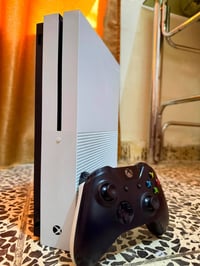 🎮 للبيع: جهاز Xbox One S (بحالة ممتازة) سعر: قيم واخذ.  اللاستسفار وات...