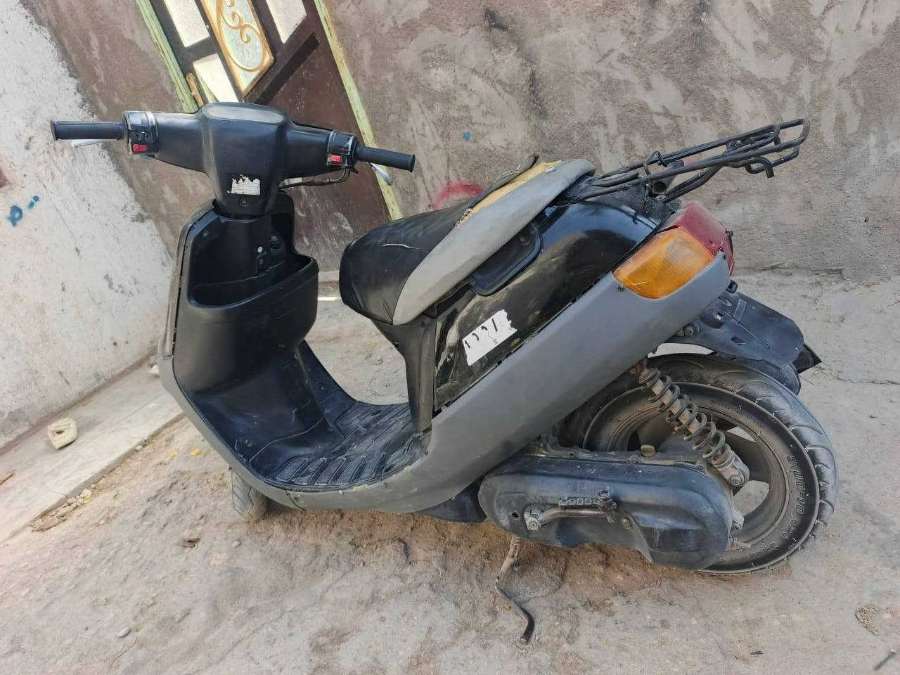 دراجه بطه موديل 2003 جوه ايدي كهربائيات شغاله بس الاشاره الخلفيه اليمنه ماابيها كلوب بك لايت يشتغل سلف هندر شرط النكره دراجه مثل الورد عندي ما تطفه شاصي كفاله وبركبتي مكينه ناعمه مثل الخرسه وبيها قفل للجنطه وقفل للسكان وجيك البانزين مرات يشتغل ومرات لا السعر 200 وبيها مجال قليل 
رقم الهاتف 788 318 1951
