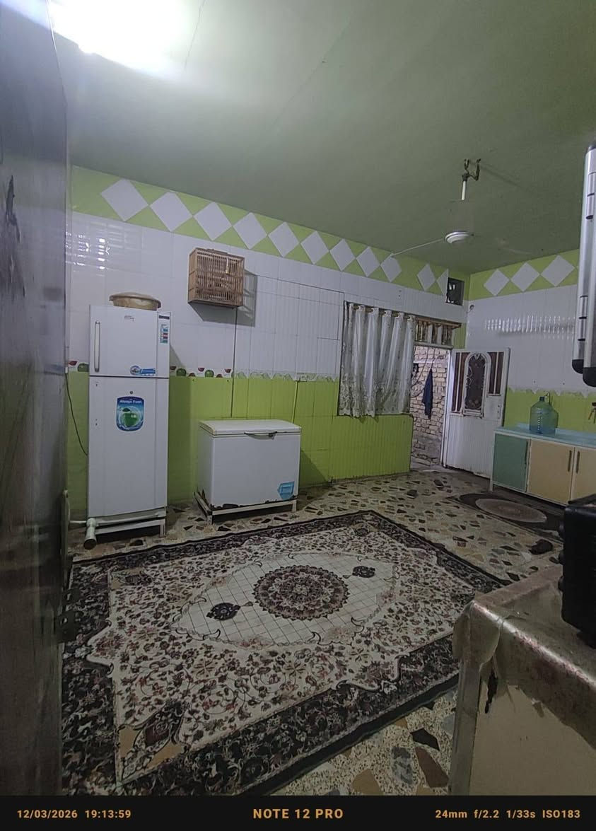 سلام عليكم ورحمة الله
بيت للبيع مساحه 200م طابق ونص طابو صرف 

4غرف نوم 
صاله مفتوحه قاطين 
ستقبال 
مطبخ 
حمامات عدد 2
منور 
ساحه مع دكان 
منطقه حي زهراء قرب حي العامل 

شراي يتصل ع رقم 
***********
