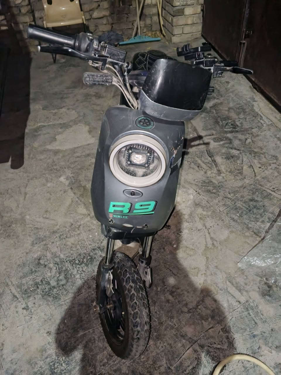 دراجه شحن R9 اقل السنه من اخذتها سبب البيع البطاريات شويه  صار بيها نفخ وتمشي الدراجه بس بطئ بسبب البطاريات 
السعر 300
***********
