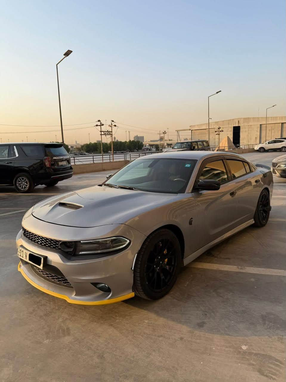 من انظف الجارجرات 2018 RT 
مكينه v8 5700 ما مفتوح برغي 
حادثها خفيف جاملغ وشويه بنيد بدون دواخل كير مكينه شواصي كفاله عامه 
ماشيه 75 الف تخم تاير جديد سياره كلش جديده ما متعوبه باسمي رقمها بغداد 
مكاني المنصور سعرها مال بيع 185 وبيها مجال بسيط بعد المعاينه 
*********** محمد
