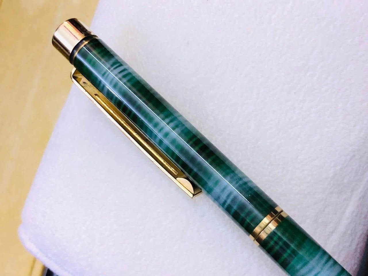 قلم شيفر ( SHEAFFER) حبر 
امريكي الصنع انتاج الثمانينات     
 ريشة ذهب خالص عيار 14 
حجري و تغليف ذهب   
لوك غير مستعمل  
للاتصال ***********
