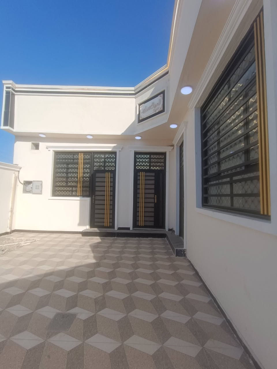 🏡 بيت للبيع – فرصة مميزة للسكن 🏡

📍 الموقع: البصرة – أبو الخصيب – كوت الحمداني
قرب محكمة أبو الخصيب

📐 المساحة: 250 متر
📄 نوع العقار: طابو زراعي باسم عراقي

✨ مواصفات البيت:

- كراج سيارة
- حديقة
- استقبال
- صالة كبيرة
- 3 غرف نوم (سويت)
- مطبخ كامل
- درج دائري
- صحيات داخلية وخارجية
- بناء درجة أولى
- مرتب ونظيف
- فارغ وجاهز للسكن مباشرة

💰 السعر المطلوب: 100 مليون دينار
🔹 قابل للتفاوض

📞 للاستفسار:
***********

🏢 مكتب عقارات الكاظم
نستقبل جميع العروض العقارية في أنحاء البصرة، وأهلاً وسهلاً بكم.
