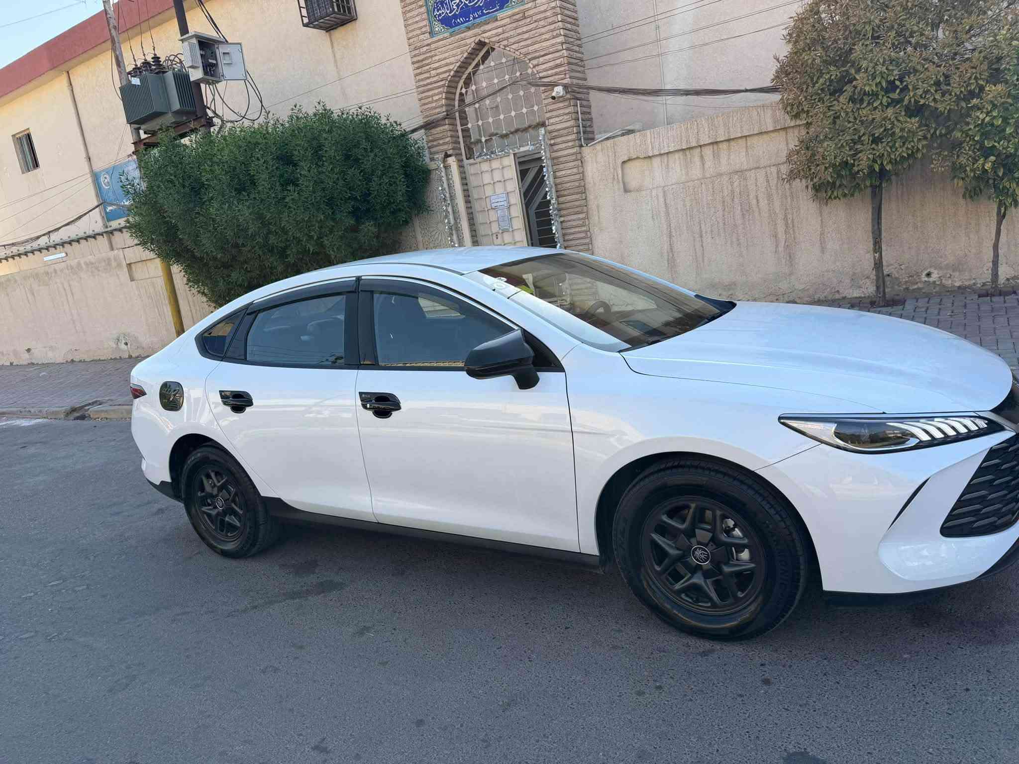 السلام عليكم عندي بي واي دي كن بلاص مكفوله كفاله عامه من البارد والصبغ عده رصعه ب جنطه ع كد اصبعين  السياره جديده كلش جاهزه بدون اي نقص  دهن قبل شكم يوم مبدله  عليها كماليات  وارضيات اصليه والشاشات مغلفه اصلي مكان السياره بغداد حي العدل عارضها 19400 مليون وبيه مجال بسيط للاستفسار ***********
