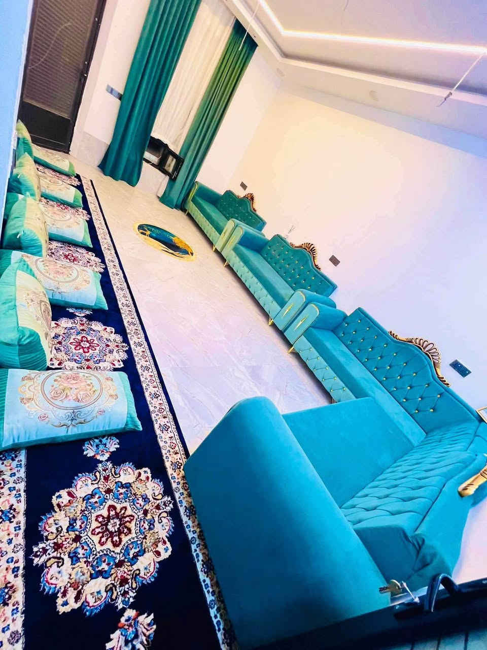 🏡 دار حديثة ومميزة للبيع (طابقين)
🏡دار حديثة ومميزة للبيع (طابقين)

• المساحة: 125 متر مربع.بلديه اوراقه كامله مخصصة

• الموقع: مقدمة حي النداء، بالقرب من جسر الرشيد (موقع مميز وسهل الوصول).

📐 التصميم الداخلي والتوزيع

يتميز البيت بتصميم مرن يضم درجاً داخلياً وآخر خارجياً، مما يتيح إمكانية فصل الطابقين أو استخدامهما معاً كمنزل واحد متكامل.

🔹 الطابق الأول:

• صالة استقبال: واسعة ومريحة

• مطبخ بنظام (حار / بارد): مصمم ليوفر عزلًا لروائح الطبخ

• غرفة نوم: مريحة وهادئة.

• حمام متكامل

🔹 الطابق الثاني:

• صالة استقبال إضافية: تتميز بإطلالة ونوافذ كبيرة توفر إضاءة طبيعية ممتازة.

• غرفة نوم.

• حمام متكامل.

✨ مواصفات البناء والتشطيب (درجة أولى)

• الأرضيات والجدران: البيت مغطى بالكامل (فول سيراميك) من السيراميك التركي

بتصاميم رخامية أنيقة تعكس الإضاءة وتضف اتساعاً للمكان

• الأسقف: ديكورات (فول مغربي) حديثة مع إضاءة مخفية (LED) وسقوف ثانوية مميزة.

• التبريد: نظام تبريد مركزي متكامل يضمن توزيع الهواء بشكل مثالي.

• التأسيسات: منظومات الكهرباء والمجاري والصرف الصحي كلها من مواد أصلية وذات جودة عالية.

🚗 المرافق الخارجية والملحقات

• كراج سيارة كبير: يتسع لسيارة بارتياح مع أرضية سيراميك جيده

• مجموعة صحيات خارجية: إضافية لخدمة الضيوف أو الاستخدام الخارجي.للأستفسار

***********

***********
