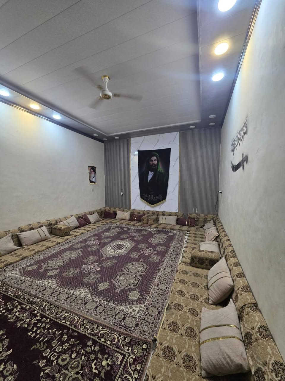 السلام عليكم وأسعد الله أوقاتكم
يتوفر لدينا دار سكن للبيع 

مساحة 400متر 
مساحة البناء 200متر 
مساحة الحديقة 200متر ركن 

العنوان البصرة منطقة أم النعاج مقابيل سجن حمدان المركزي قريب علة جسر المعارض 

جنس العقار وقف سني اصولي 

يحتوي البيت على غرفتين٢ منام كبار 
وديوانية 
ومطبخ 
وصالة 
وصحيات داخلي وخارجي 
وكراج سيارة 

✅️طابق ثاني يحتوي على أربع4 غرف منام كبار
 وصالة
 وصحيات 

بناء بلوك تاجريان 
طابق ثاني بناء ثرمستون 
بيت عوزة تشطيبات 
شارع 12متر 

جميع الخدمات متوفرة ماء كهرباء مدارس نت كلشي قريب على السعر((160مليون وبي مجال))
اللاستفسار الاتصال على الهاتف ☎️ 📞 
☎️((***********))☎️
‏
