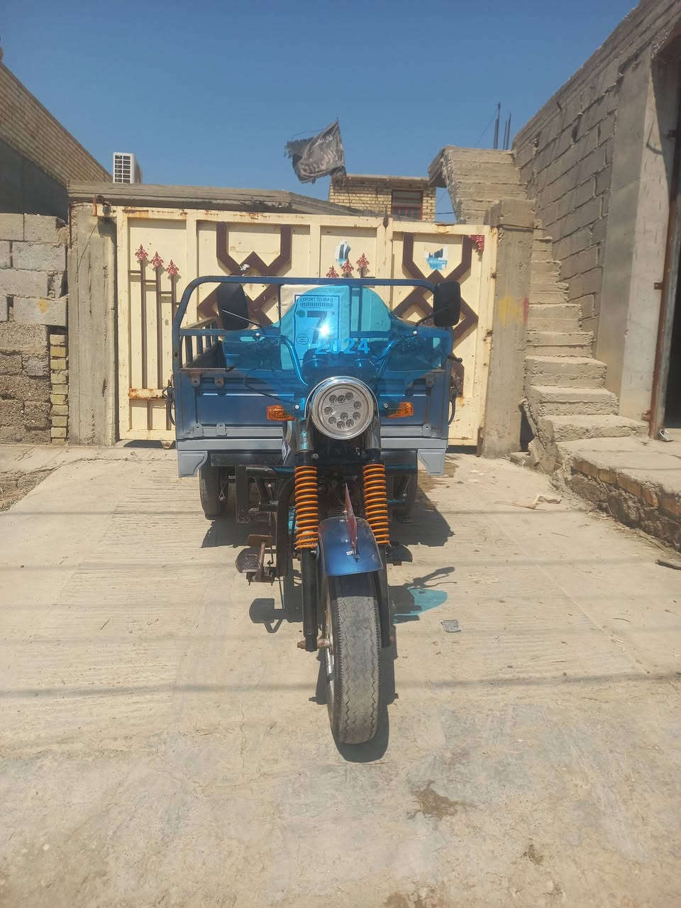 السلام عليكم ستوتا للبيع موديل ١٥ محرك ديوان مالها الصلي ما مفتوح بي برغي مكفولة ركبة ما ملحومة وشاصي جديد اوراق اصولي شرط اطبق رقم شاصي بالوراق واكسن جديد كهربائياتها كلها شغاله نكرة سلف هندر باتري جديد دبلات صار ٤ ايام من شادهن تخم تاير أمامي وخلفي  لايت عالي ناصي والسعر ١٧٥٠ وبيها مجال الاتصال ***********
