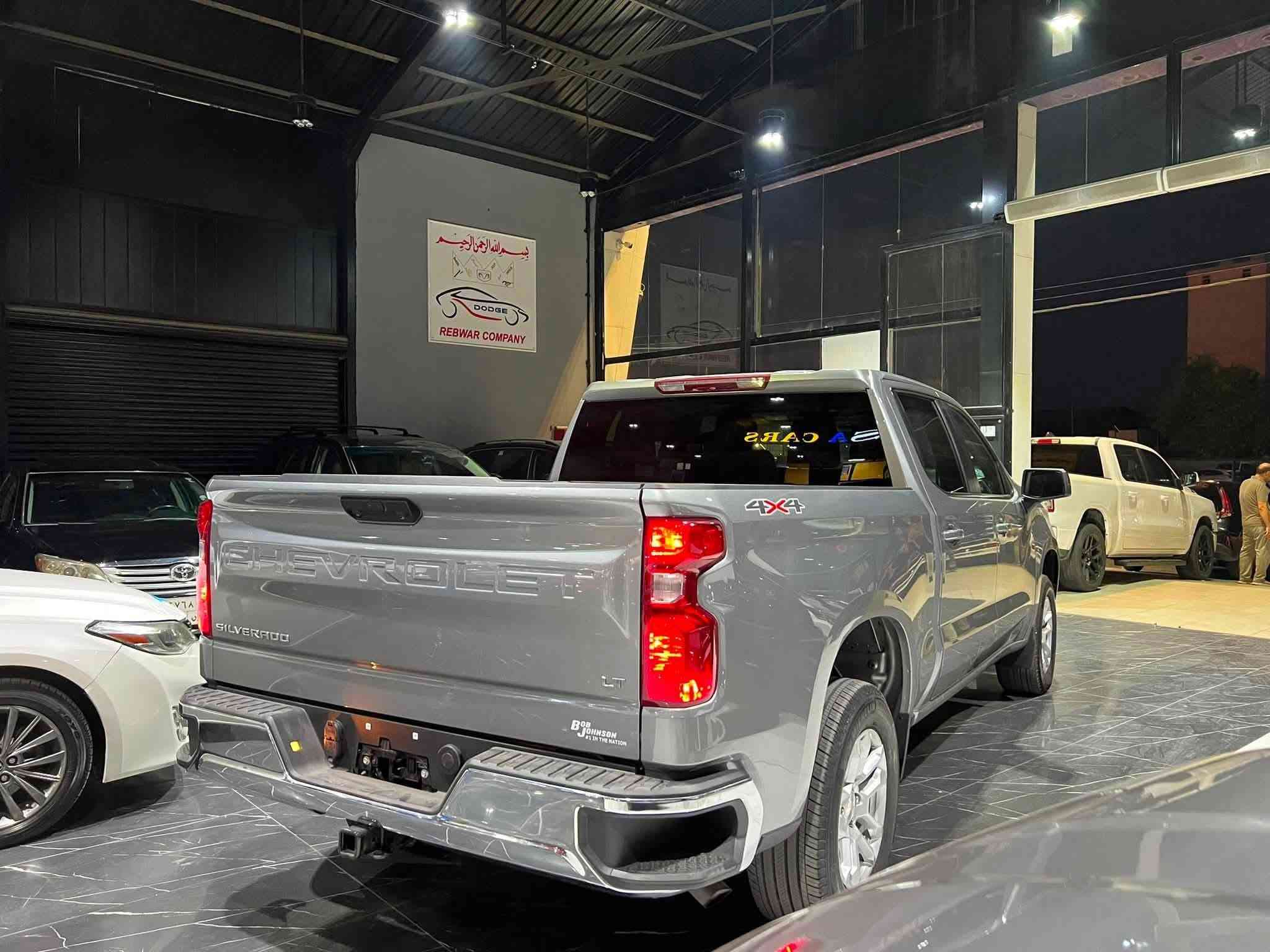 Chevrolet Silverado 
2024      LT   2.7  - 4x4

بسمە و شغال
شاشە و کامیرە
لایت لید
کوشین کهرابایی
کوشینات هیتر
سوکان هیتر
رادار
باب طویل
بودی قصیر

1GCPDKEK8RZ211707      ‌                             رقم شاصي
23.000 mile
2 قطعە صبغ

معرض ( رێبوار سالار صالح ) اربیل شارع ١٠٠م
***********
***********
