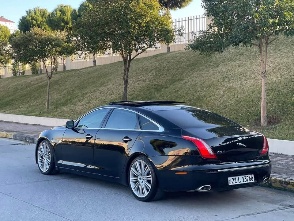 الفخامة البريطانية جاكوار 🇬🇧🇬🇧xjl لارج باب طويل 

السياره خليجي 2011

محرك 8 سلندر بدون سوبر  المرغوب

✅ السياره فول مواصفات 

🛑 بانوراما 

🛑 مقاعد جلد 

🛑كشن وستيرن خزن 

🛑 بريك بصمة 

🛑 صندوق شفط

🛑 سستمً صوت مميز 

🛑 برده خلفية والابواب الخلفية

🛑 ميز طعام خلفي بالكشنات

🛑 كاميرا 

🛑 حساسات ٣٦٠ درجه 

🛑 بصمة

🛑 لايت زينون

🛑 كشنات تبريد تدفئة

🛑 اناره داخلية 

🛑 كشنات كهرباء 

🛑 جنطة كهرباء 

السياره بيها اكثر من هاي المواصفات ماتنذكر كلها 

 ✅ رقم سليمانية 

السعر جداا مناسب بل نسبه لهيج سياره مميزه وقويه وبيها متعه بل قياده 

السعر 105  ورقه فقط 💵💵
بيها مجال حك الجيه 
مكاني بغداد
***********
