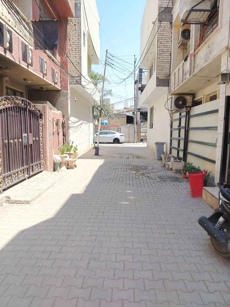 السلام عليكم ورحمة الله وبركاته

بيت للبيع زراعي سند ٢٥ بيت سعيد فرع جوهرة لبنان الجديدة

مساحة ١٧٢ متر واجهة ١٧ وربع ونزال ١٠ بناء ٢٠١٤ طابوق احمر + مرمر + سيرامك كله درجة أولى البناء

كامل ماء مجاري كهرباء داخل قيصرية عرضها ٥ متر مقرنص

الطابق الارضي يتكون من غرفتين نوم + مطبخ + استقبال + منور + صحيات + طرمة خارجية + حديقة خلفية 

الطابق الاول ثلاث غرف نوم وللعلم الطابق الاول معزول  غرفتين + مطبخ وصحيات ودرج خارجي وباب خارجي 

طابق الثاني بيتونة + سطحين

ملاحظة :- البيت ينفع وحدتين سكنية 

راح انشر صور بسيطة للبيت الي جاد بالشراء يتفضل خاص او يجي يشوفة بنفسه تحياتي للجميع 

صاحب العقار ***********
