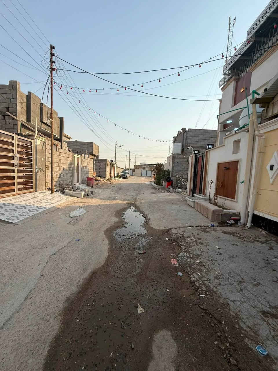 دار سكن للبيع بناء حديث 📍 
المساحه 
200 م. طابقين كامل من كلشي تعال وسكن 

#على شارع تبليط ١٠ متر  
جميع الخدمات متوفرة 
و 
#ثالث بيت عن شارع الرئسي 
#موقع خرافي ماشاءالله 🤩  يحتوي البيت على اربع 4️⃣ #غرف نوم 
#و ديوان 
و #صالتين  و مطبخ 
و صحيات  داخلي و خارجي وكذالك صحيات بل طابق #الثاني 
و كراج سياره واسع و حديقه . العنوان البصره ابي الخصيب شارع الوسطي 
ثالث بيت عن شارع الوسطي 
وقف سني مسجل و كامل اصولي تجي انته و تتئكد بنفسك

#سعر البيت 103 مليون و قابل للتفاوض 
#لتواصل ***********# صادق للاستثمار العقاري
