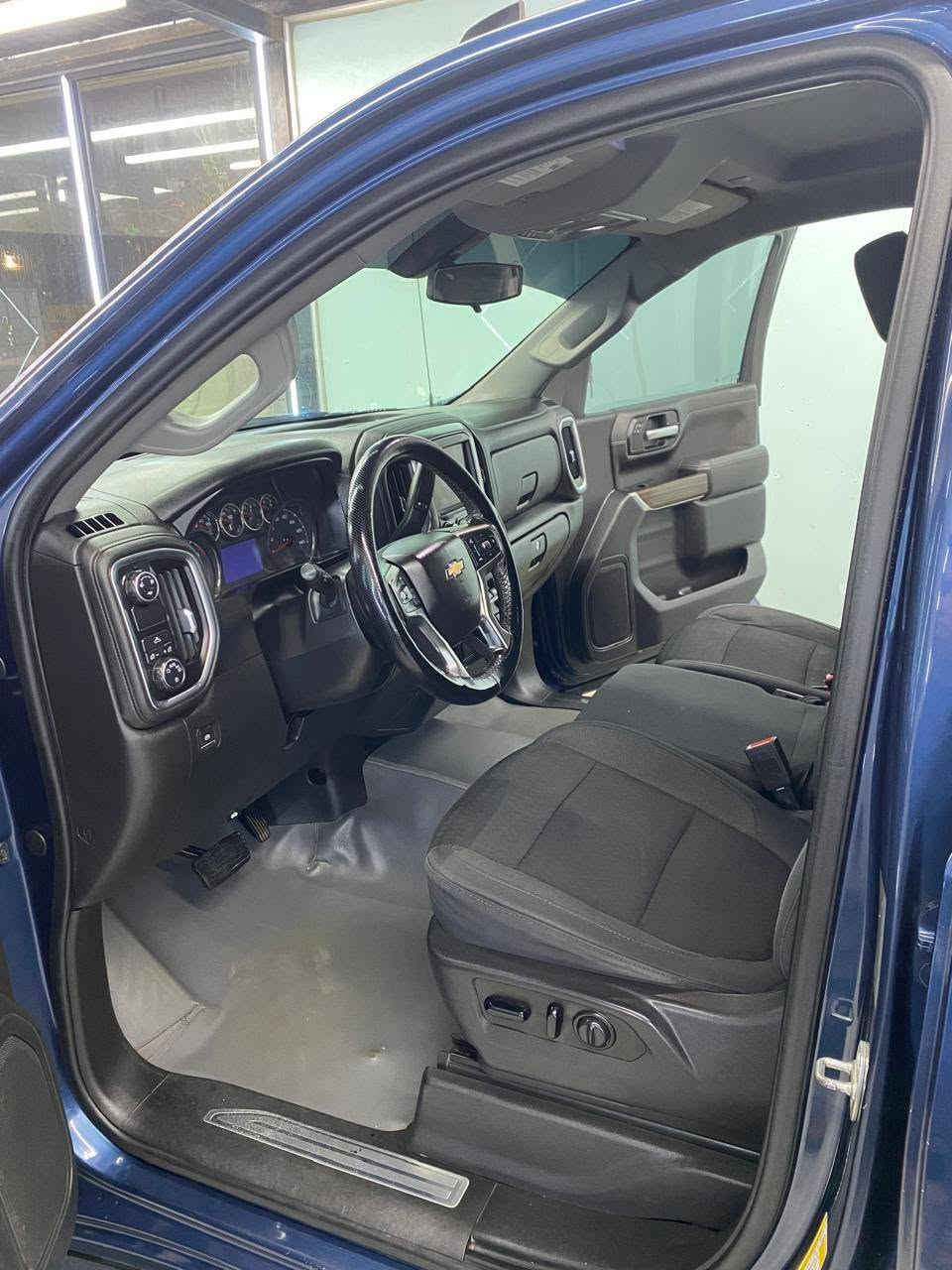 سلفرادوادو ال تي ٥ بصمات بدي طويل باب قصير موديل ١٩ السياره بدون ضربه جاملغ مفتوحه نفسه وبنيد بي بارد السعر 190 وبيه مجال مكاني البصرة  الاتصال ***********
