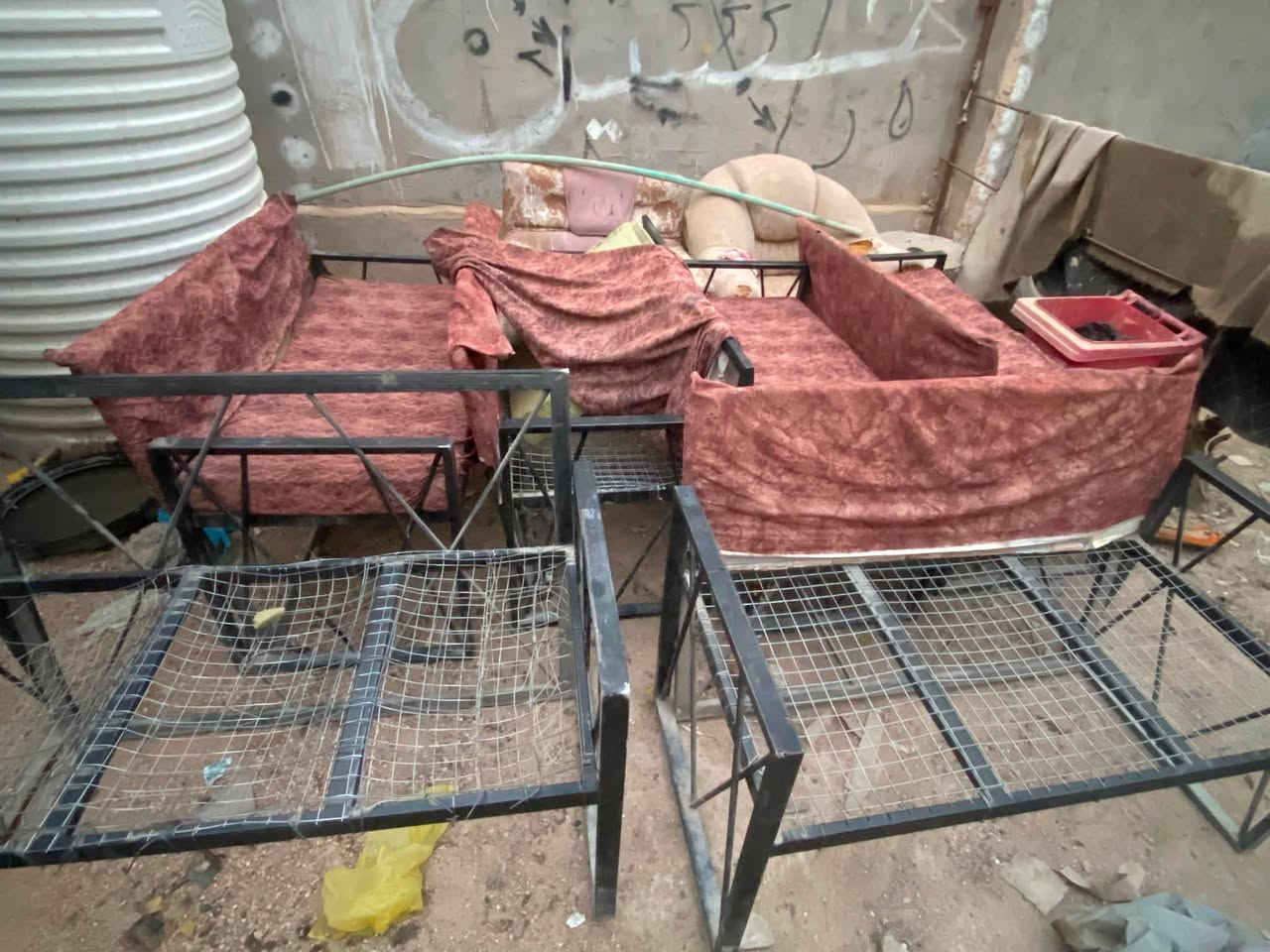 عندك ذني كراسي للبيع 6 قطع يرهمن مال كوفي قاعه كيمنك 
***********
