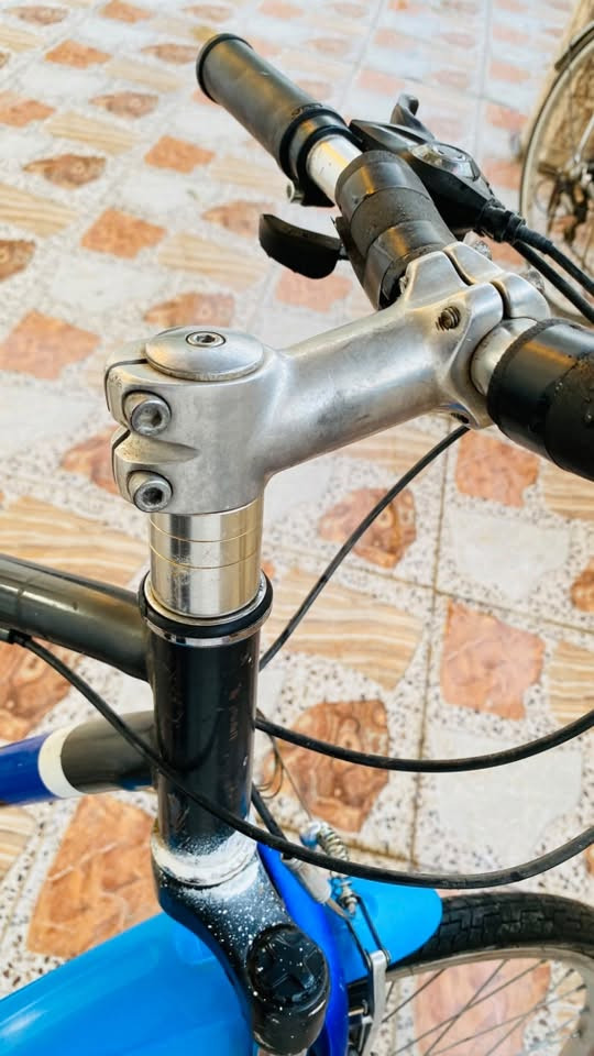 باسكل رياضي للبيع
نوع هجين (Hybrid Bike)
تبديل 3 نمرات امامي و 7 خلفي 
دبل امامي  من شركه SR Suntour 
بريكات امامي خلفي 
قاعده مقود Stem بمقياس 90mm+17‎
سعر 110 بي مجال بسيط
مكان كركوك حزيران 
للتواصل واتساب ***********

