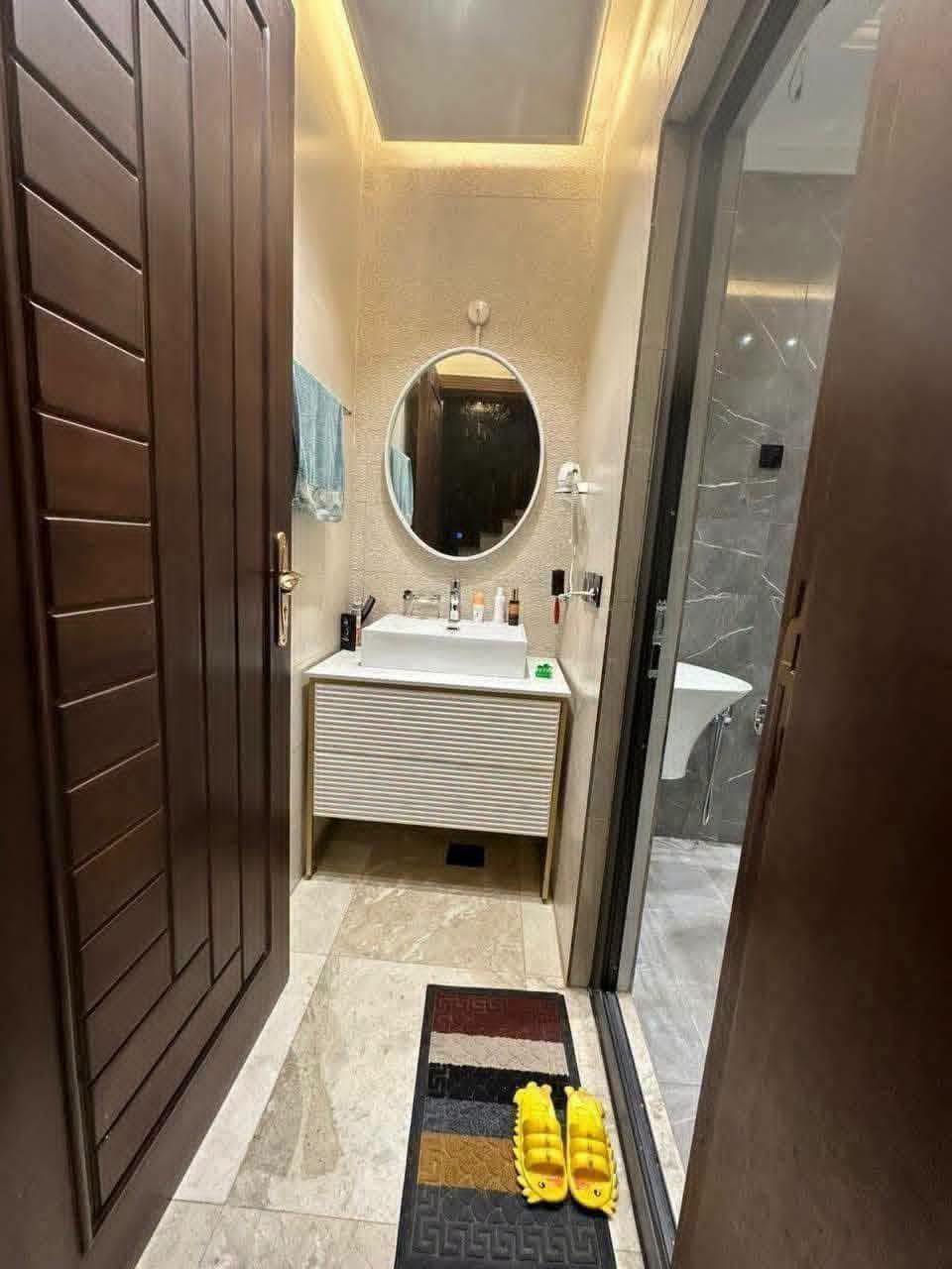 دار للبيع-موقعه البنوك مربع الفتلاوي بناء حديث درجة اولى
للتواصل /*********** 
( المساحه ١٨٠ متر) 
يحتوي على :
-اربعه نوم سويت 
-استقبال
-ومطبخ حار بارد 
-صاله كبيره 
-كراج سيارات وحديقة داخلية وخارجية 
-الواجهه مرمر ارضيات مرمر 
-بناء حديث درجة اولى بناء سنة ٢٠٢٤
علماََ توجد لدينا عروض اخرى بمساحات مختلفه 

نستقبل عروضكم كافة وتسويقها مجاناََ

ونستقبل طلباتكم كافة وتوفيرها باسرع وقت 

للتواصل والاستفسار شركة كل العرب 
موقعنا-البنوك شارع الكنيسة مجاور روضه البنوك الأهلية  
الشركه مجاز رسميا من قبل غرفة تجارة بغداد.
شهاده وكيل عقاري معتمد من منصه عقاري

نص مكتوب في الصور:
- دارك للأستثمار والعقار للتواصل /***********