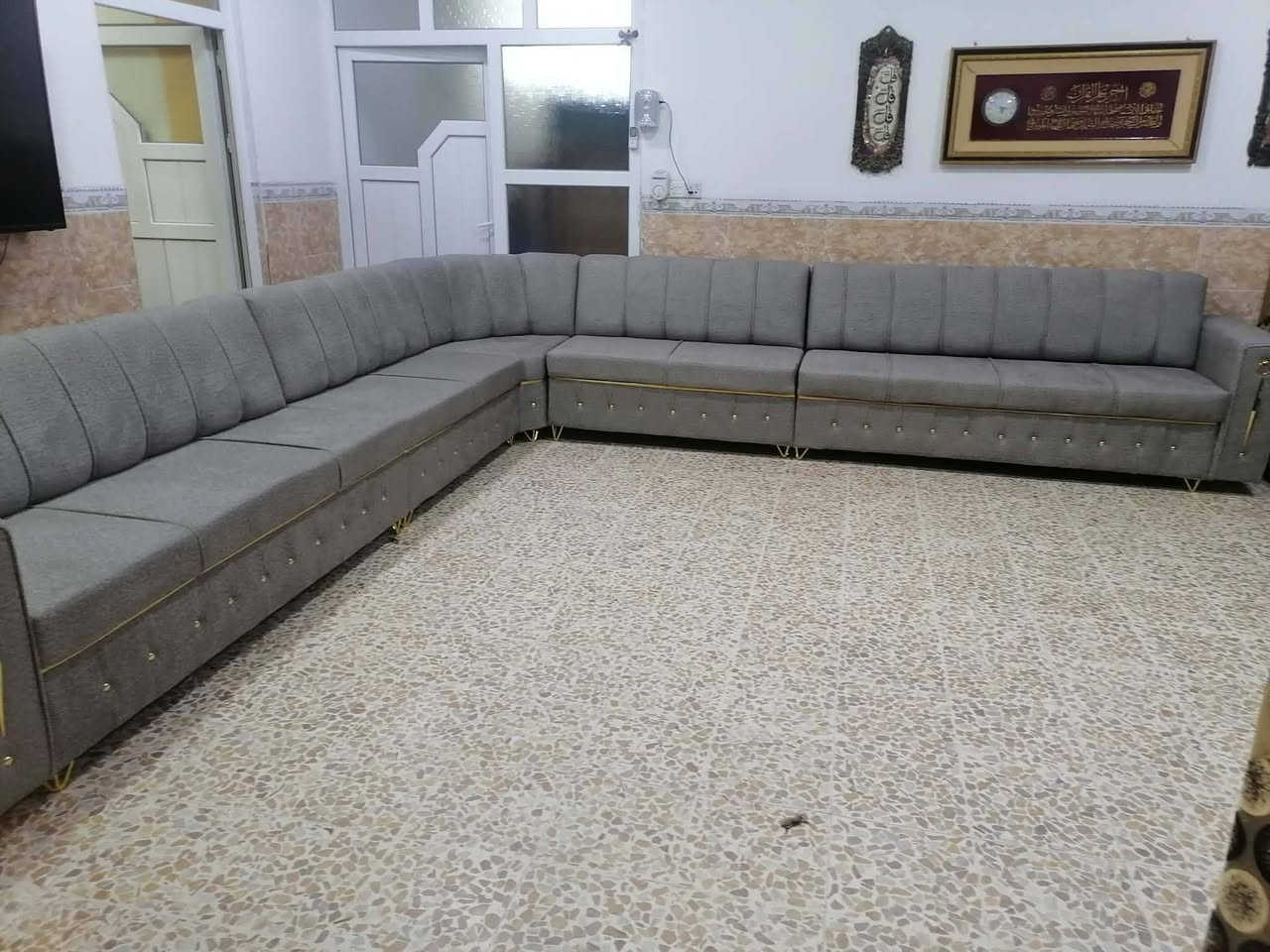 ديوان ٩ متر خشب عراقي ثقيل دوشمة جديدة شرط القماش والخشب والاسفنج السعر ٤٢٥ الف للإستفسار على الرقم *********** و*********** موصل الحدباء
