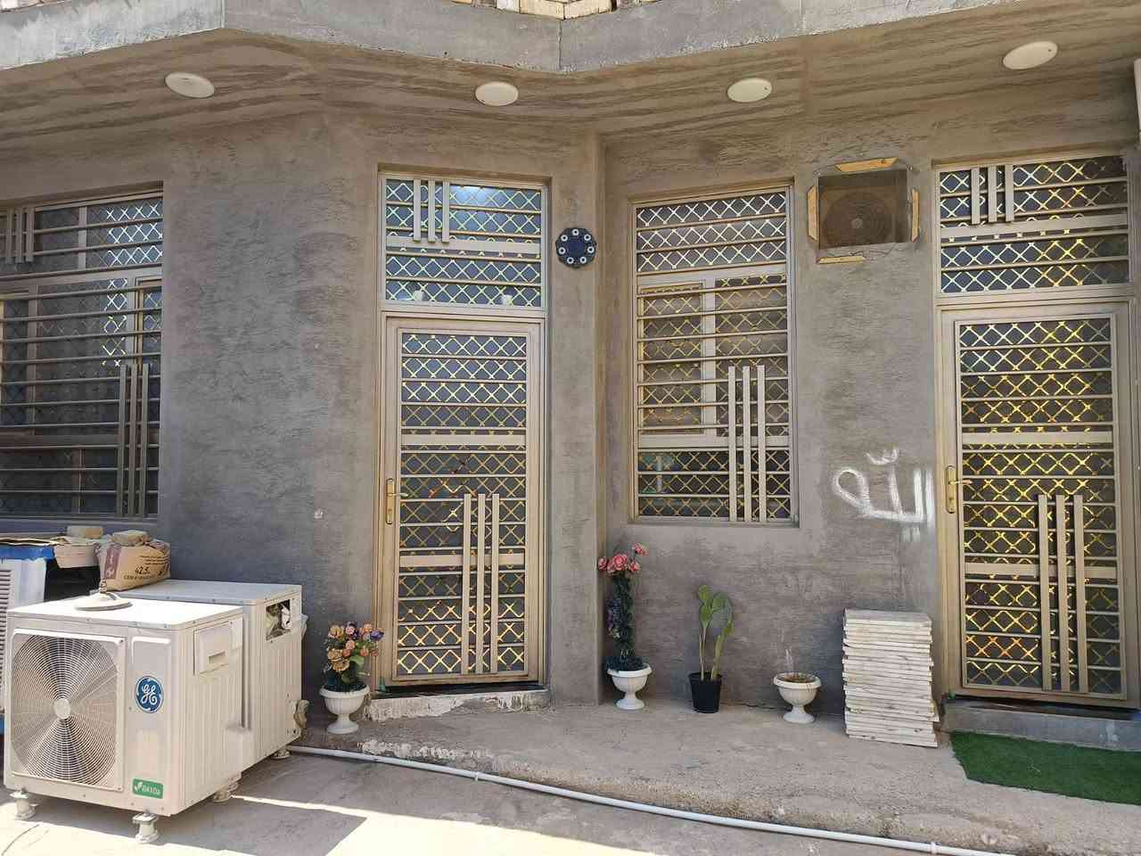 السلام عليكم دار  للبيع مساحه  150 بناء حديث  كوت حي الحكيم معمل الوكسجين قرب فران علم  مسجل بالبداية بناء طابوك سعر 47بي مجال شارع 12متر اتصال على رقم ***********

