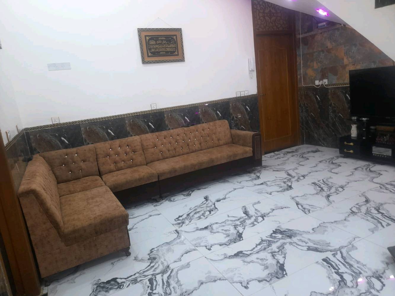 بيت للبيع نقد او بالتقسيط
طابو صرف
بغداد/المحموديه/ حي الشهداء 
المساحه١٣٧ ونص
الواجهه ١٠ متر النزال ١٤ تقريبا
مدخلين، وطابقين
  الطابق الاولل   صاله كبيره ومطبخ وغرفه 
وحولي( هول)
ومنور وحمام مشترك داخلي وحمام مشترك خارجي 
كامل
الطابق الثاني محتاج بياض وكاشي وبوب داخليه يحتوي على ٣ غرف وحمام وحولي 
مجموع الغرف ٤ ومجموع الحمامات ٣ وهول وصاله ومطبخ ومنور السعر ١٤٠٠٠٠٠٠٠ (ميه واربعين مليون)
للتواصل(***********) بي واتساب