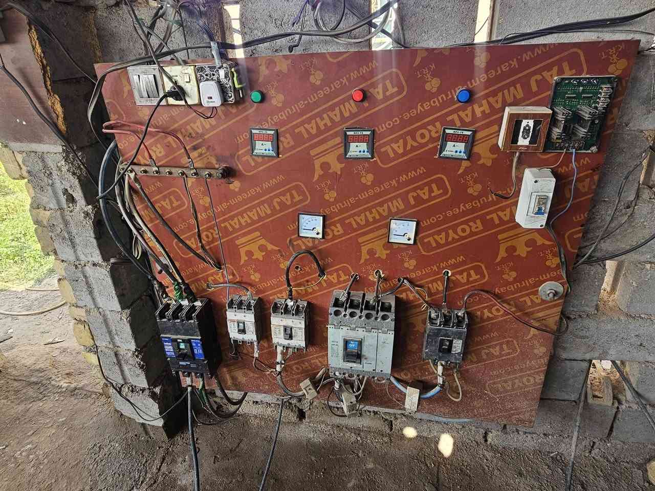 مولده افيكو موقع كامل 
راس توليد ستامفورد 250KV
عدد الامبيرات 500
حاويات كاز عدد 6
مبردات عدد 2
شلال 
شرط الفحص والتشغيل 
اي تنقيص او تبخير ماكو 
للاستفسار ***********
الموقع الديوانية طريق السنيه @إشارة
