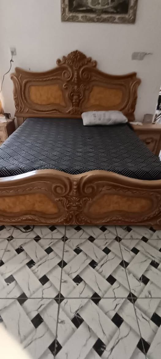السلام عليكم قرفه أخت لجديده صناعة تركيه ماليزي ٦ بوب وتكمه ثكيله ودوشك قطعتين أصلي قطعه طبي ولقطعه جواء فد شي تريده بدون دوشك او تريدها ويه دوشك عنواني محموديه حي الجزائر السعر 800 وبيها مجال قليل وفتحتها بس شدها ***********
