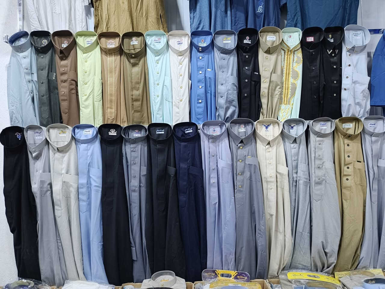 سلام عليكم عندي شلعة دشاديش رجالي رسمي وكلاسيك قياسات متنوعه من كل موديل متوفر قطعتين او ثلاثه نوعية درجه اولى خامه صيفي عدد الرسمي 100قطعه والكلاسيك 200قطعه اقل طلب 50قطعه  داخل المحل بسعر 10الالف دينار للقطعه فقط الاستفسار ***********في بعقوبه
