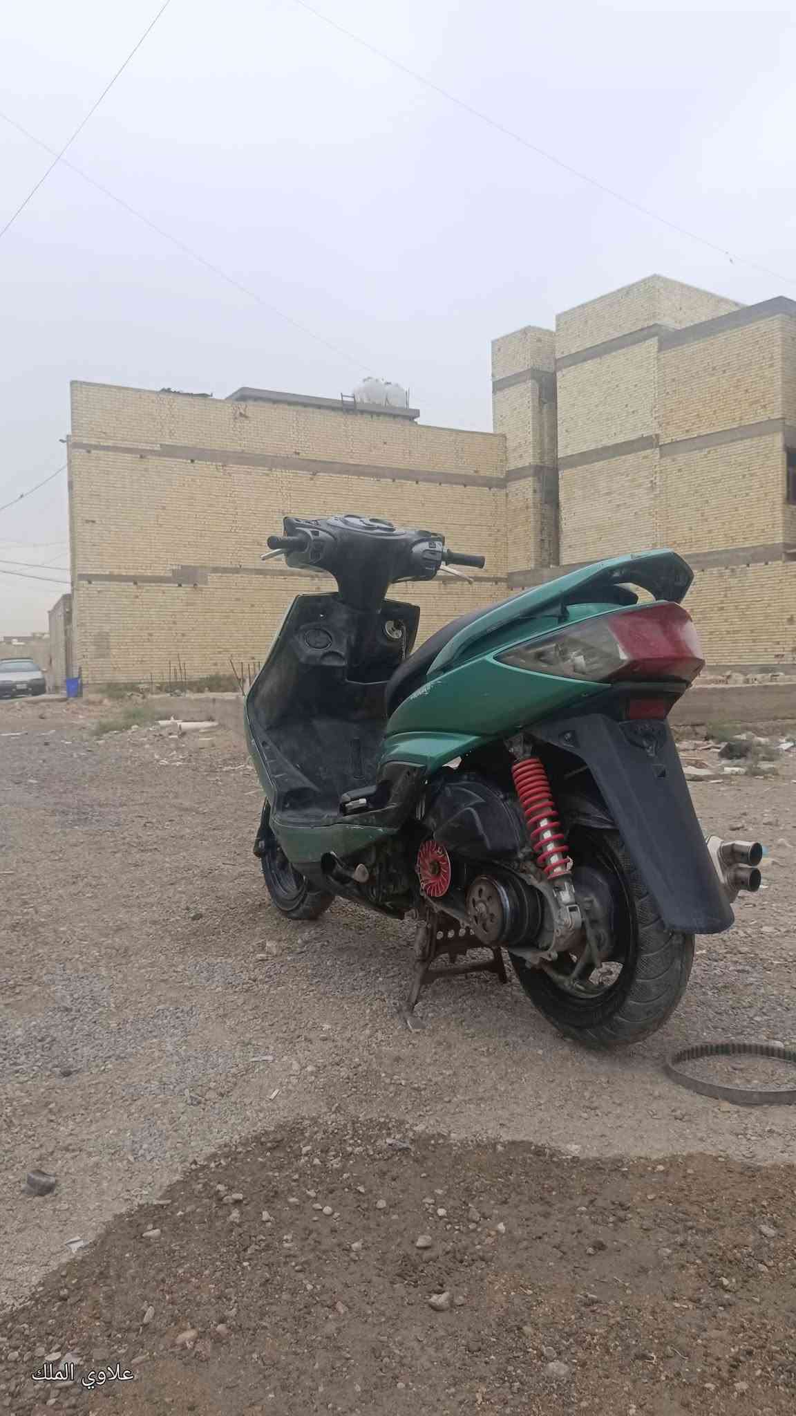 سلام عليكم
سكنس فحل 
طلاعات 
كلجات رياضي 
الامامي ابو دولار 
ولخلفي Rs
صالنصه رياضي حلكين دبل بوشه TM مال تي ماكس
دراجه شلعه معدل طياره
مكينه مكفوله ممفتوحه
كهربائيات كلها شغاله
منضومه زنون
دشبول شغال
فراك بريك رياضي
زوج تايرات جلاتين 
سعرها 550وبيها مجال
مكان الغزاليه
***********
***********

نص مكتوب في الصور:
- علاوي الملك