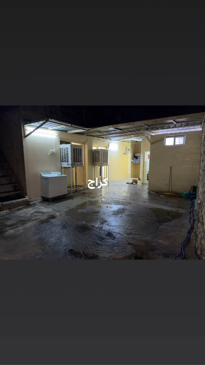 للبيع بيت 135 مربع واجهه 8
3غرف معه مطبخ وصحيات 
غير معمار ملك صرف سند 26 باسم شرعي 
المنصور خلف محطه الكهرباء 
رقم اسيا : *********** 
رقم كورك: ***********5قابل تفاوض

نص مكتوب في الصور:
- واجهه
- ترك
- مطبخ
- كراج
- غرفه 2
- غرفه 3