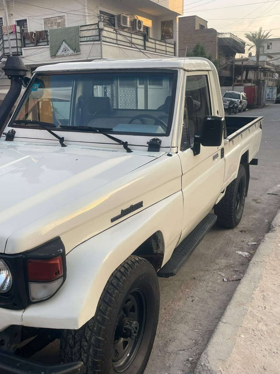 السلام عليكم لاندكروز مديل 1991
بسمي سنويه 2029 رقم بغداد 
السياره معمره تعمير كامل بدون حادث 
تخم تاير 
سلف كابريتر جديد 
فوريل ويل شغال 
كير 4 نمره ويا البك 5 
الكهربائيات كلها شغاله 
شواصي مكفوله من فطر ولحيم 
مسجل شاشه 
عنوان بغداد الغدير 
رقم الهاتف *********** 
السعر 65 ورقه $$$
