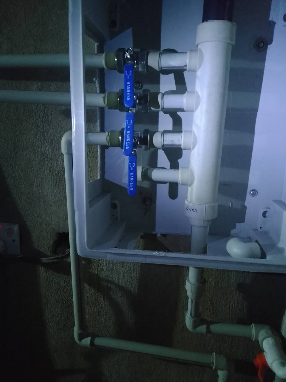 تاسيسات عامه ماء وكهرباء ومجاري شغل درجة اولى وشرط ربط الاناره المغربي والسقوف الثانويه إذا موشغل درجة اولى لاتدفع ولا فلس ال100متر ب600الف قاط واحد اني رخيص على مود الفقير وشغل هندسي تعديل البورد الداخلي والخارجي الاتصال ويت ساب هم موجود ***********
