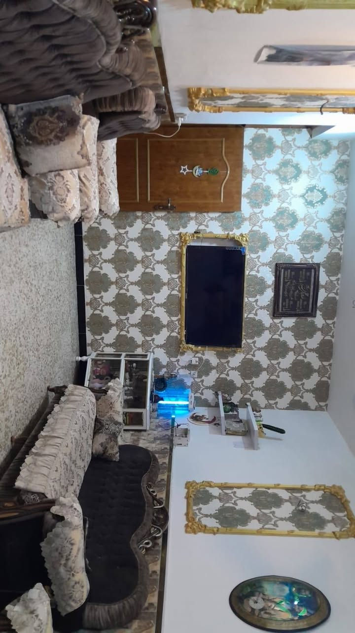 بيت للبيع مساحه ١٠٠ بالامين الثانيه السده جديده طابقين يحتوي طابق الاول على صحيات عدد ثنين واستقبال ومطبخ وغرفه ويحتوي طابق الثاني ع صحيات وغرفتين ومطبخ وبي سطحين للإستفسار اكثر  على رقم ***********
