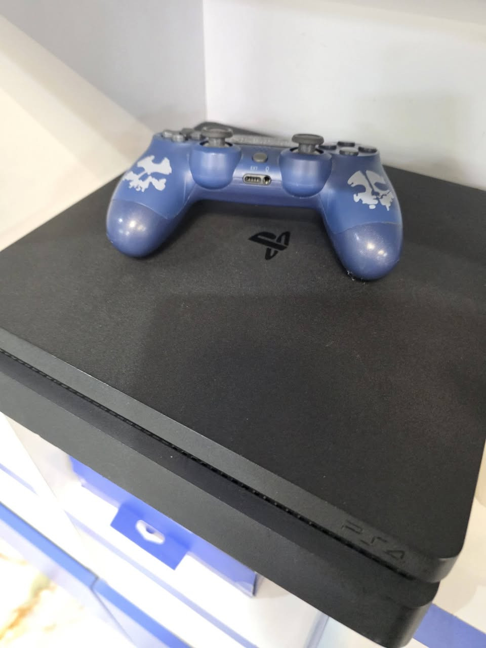 توفر جهاز ps4 مهكر 9.00 كامل الملحقات + قاعدة تبريد و شحن  . 
الجهاز لوك غير مفتوح نظافه 95%
السعر 300 الف
تواصل 
7725438660
