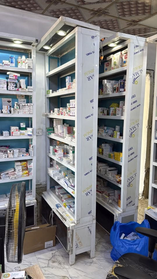 فاترينات المنيوم جديدات وبيهن اضويه عددهن عشره سعر الوحده 75 الف والي ياخذهن اكو اله هدايه ميز مكتب و مكتبه لتعليك الكتب او مواد اخرى مصنوعه من الخشب 
للتواصل ***********
